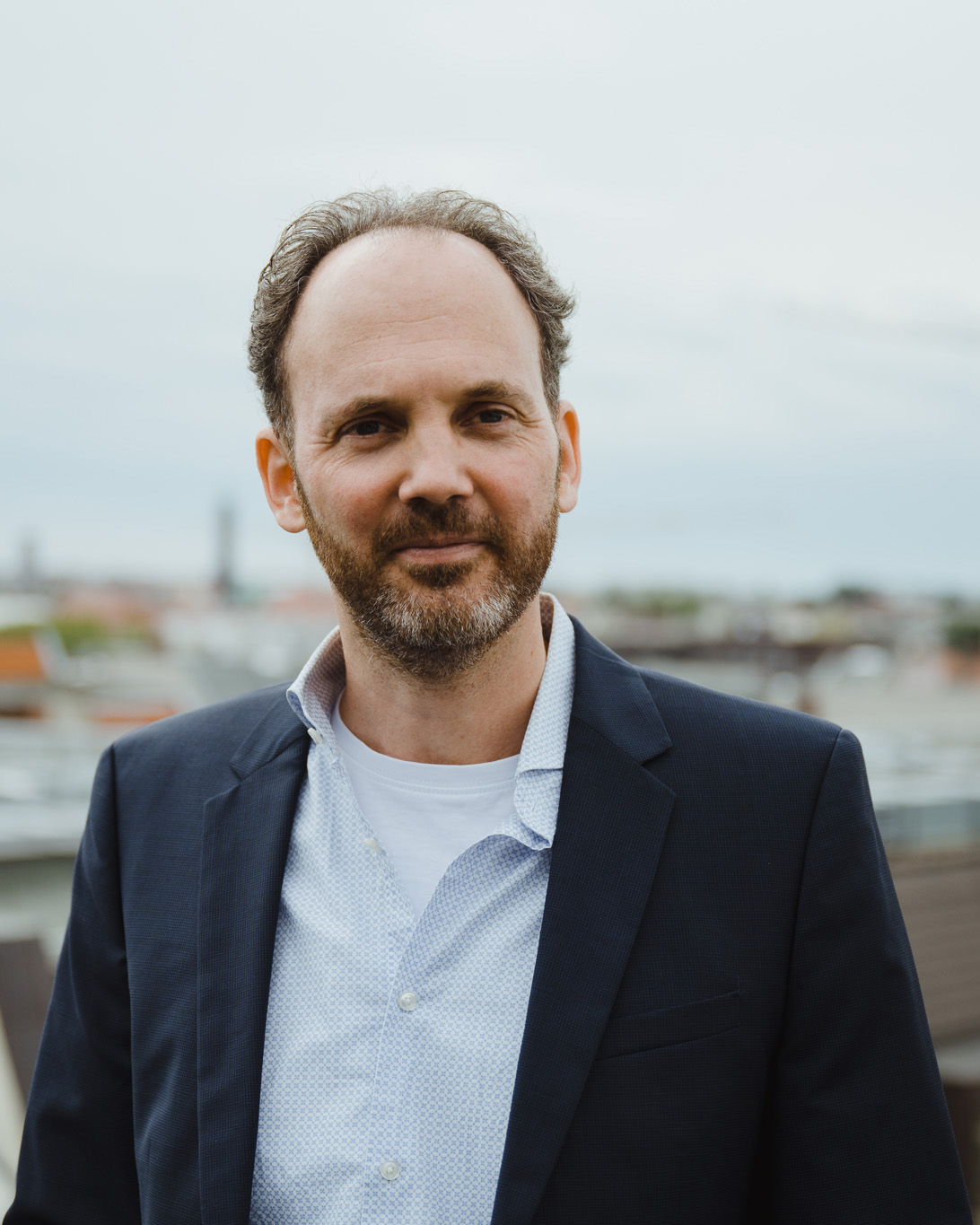 Warmes, taktiles Profilmotiv mit Materialität und ruhiger Lichtstimmung